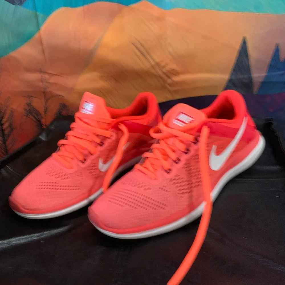 Nike Women's Bright Coral/Orange Athletic Running Shoes - Picture 7 of 7